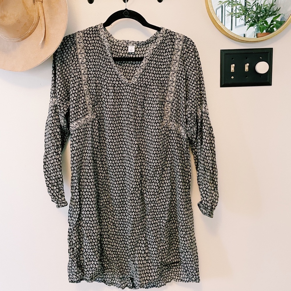 Black patterned v-neck dress